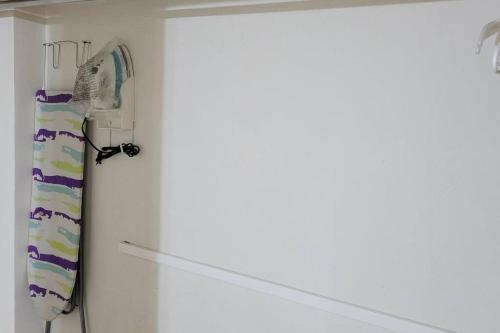 a towel hanging on a wall next to a refrigerator at Departamento 2 camas matrimoniales K, wifi, Aire acondicionado, estacionamiento cruzando calle in Ciudad Valles