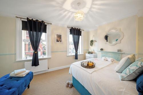 Una cama o camas en una habitación de Cotswolds - 3 bed house, with Garden, WiFi - Esho Stays