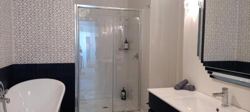 y baño con ducha, aseo y lavamanos. en St David's on James Luxury apartments, en Dunedin
