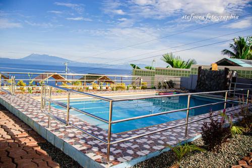 Bazén v ubytování CabCali Ocean View Resort nebo v jeho okolí