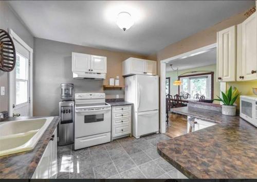 Rustic Pines Waterfront Cottage *CLEAR WATER* – Photos 2
