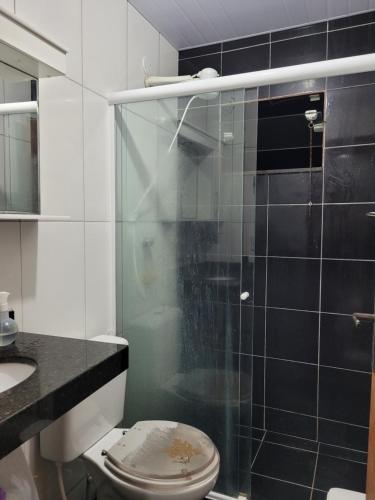 y baño con aseo y ducha acristalada. en Fror de Marina, en Arraial do Cabo