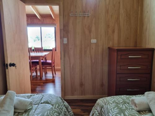 Ein Bett oder Betten in einem Zimmer der Unterkunft Aparamentos Los Notros Neltume Huilo Huilo