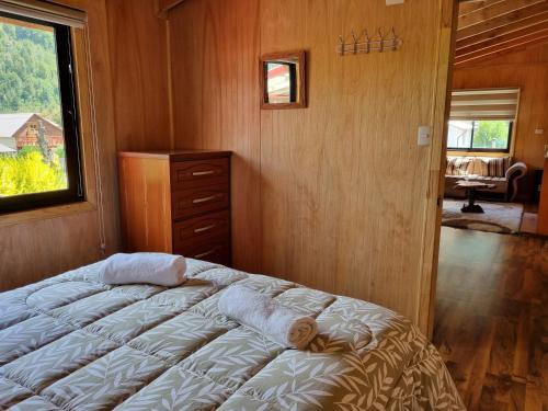Ein Bett oder Betten in einem Zimmer der Unterkunft Aparamentos Los Notros Neltume Huilo Huilo