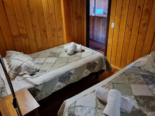 Ein Bett oder Betten in einem Zimmer der Unterkunft Aparamentos Los Notros Neltume Huilo Huilo