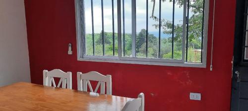 巴耶埃爾莫索的住宿－El Despertar，一间带桌椅和窗户的用餐室