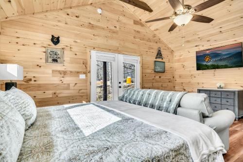 um quarto com uma cama e uma ventoinha de tecto em Greenbriar Place- King Studio - Creekside and the National Park em Cosby