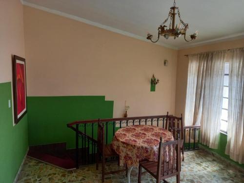 1 dormitorio con cama y pared verde en Piso con 3 habitaciones en Salta