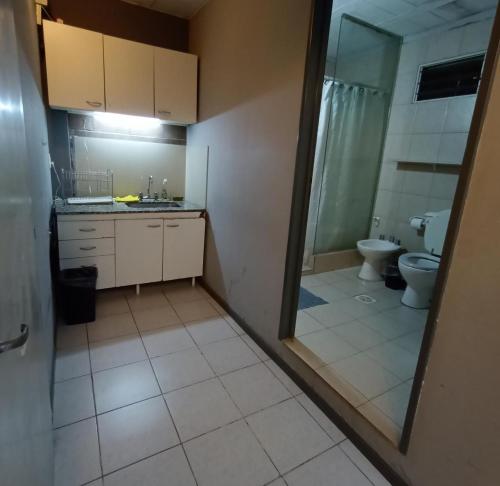 Un baño con lavabo e inodoro. en Complejo Navi, en Mina Clavero