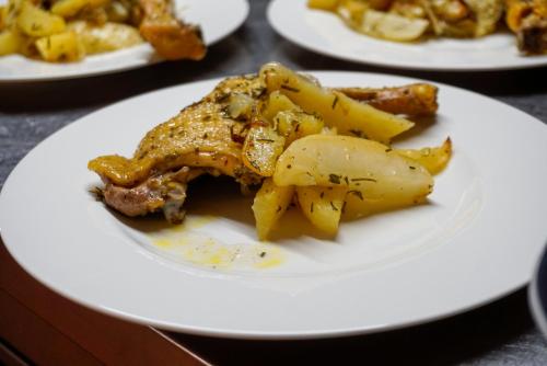 Makanan di atau berdekatan apartmen