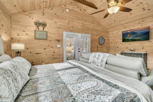 ein Schlafzimmer mit einem großen Bett und einem Sofa in der Unterkunft The Bungalow At Greenbriar Creek - King Studio - Creekside and the National Park in Cosby