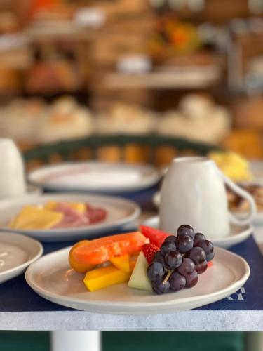 ein Teller mit Obst und Gemüse auf einem Tisch in der Unterkunft MAIHAI Porto in Porto De Galinhas
