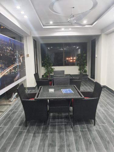 uma sala de reuniões com mesa e cadeiras num edifício em Hotel H6 em Rawalpindi