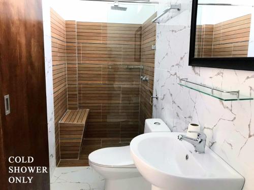 ein Bad mit einem WC und einem Waschbecken in der Unterkunft Meili Beach Resort in Alcoy
