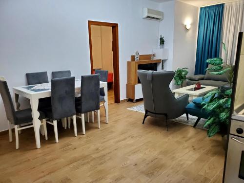 ein Wohnzimmer mit einem Esstisch und Stühlen in der Unterkunft Roni Apartment in Durrës