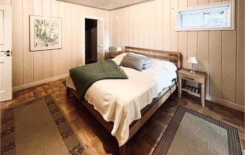 1 dormitorio con cama, mesa y ventana en Lovely Apartment In Henn With Wifi, en Henån