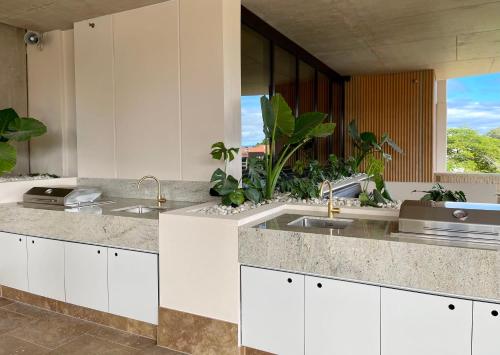 una cocina con 2 lavabos y una ventana grande en CASSA ENCORE - Luxury Apartments Managed by The Cassa, en Gold Coast