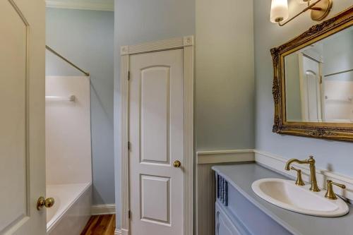 y baño con lavabo y espejo. en Bonne Terre Inn Cypress Room, 