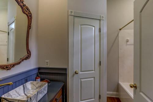 W łazience znajduje się umywalka i lustro. w obiekcie Bonne Terre Inn Dogwood Room 