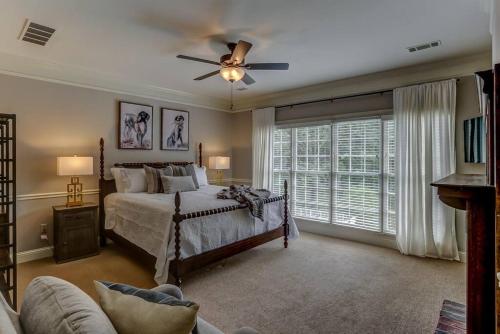 um quarto com uma cama e uma ventoinha de tecto em Bonne Terre Inn Hickory Room 