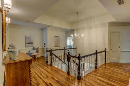una sala de estar con una escalera en una casa en Bonne Terre Inn Loblolly Room, 