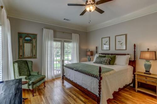 1 dormitorio con 1 cama y ventilador de techo en Bonne Terre Inn Magnolia Room, 