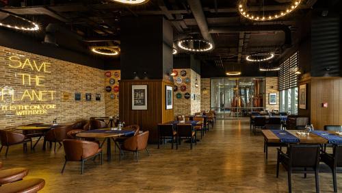 Een restaurant of ander eetgelegenheid bij Savitsky Plaza