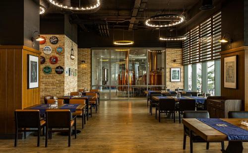 een restaurant met tafels en stoelen in een kamer bij Savitsky Plaza in Samarkand