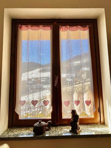 a window with hearts drawn on the glass at Alpine Vista Villa Hardaker 4 bedrooms Torgnon in Torgnon
