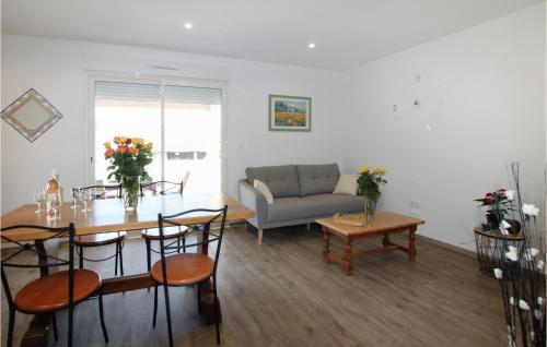 un salon avec une table et un canapé dans l'établissement Le Gite De Lya, à Lussas