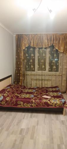 En eller flere senge i et værelse på Apartment at Khabar Complex