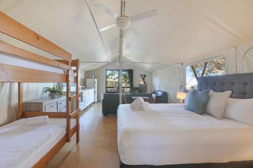 sypialnia z 2 łóżkami i kuchnią w obiekcie Reflections Bonny Hills - Holiday Park w mieście Lake Cathie