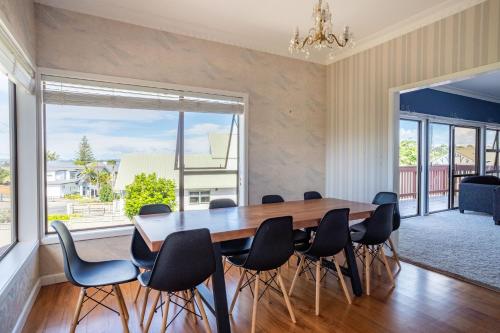 Χώρος καθιστικού στο Auckland Howick Sea View House
