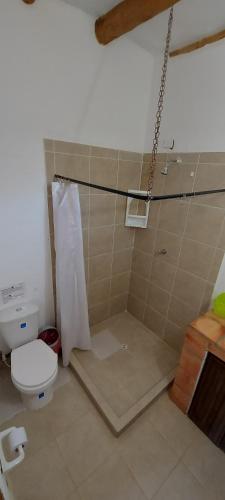 un baño con ducha y WC en Casa Primitivo, en Barichara
