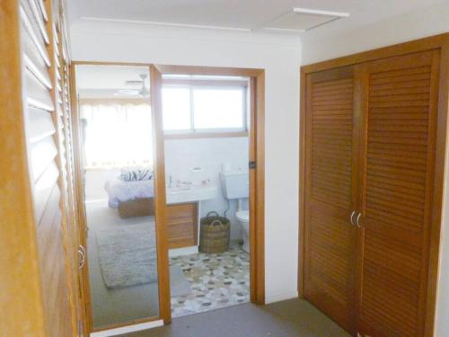 Habitación con baño con aseo y lavabo. en Wren's Nest at Culburra Beach, en Culburra Beach