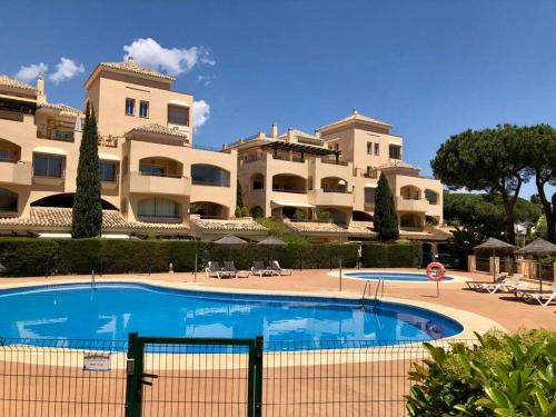 een groot appartementencomplex met een groot zwembad bij Gorgeous Apartment located in Elviria Marbella in Marbella