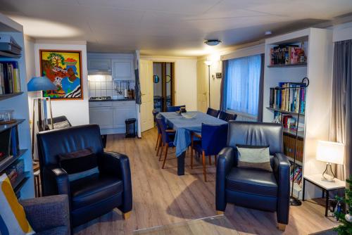 Ruang duduk di COZY & SPACIOUS PLACE ON A QUIET SPOT IN THE MIDDLE OF THE NETHERLANDS with free use of 2 women's and 2 men's bikes plus child seat