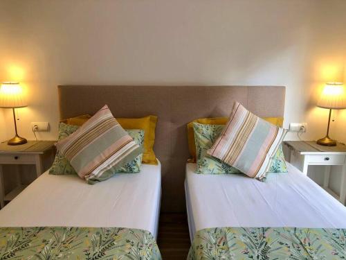2 aparte bedden in een kamer met 2 lampen bij Gorgeous Apartment located in Elviria Marbella in Marbella