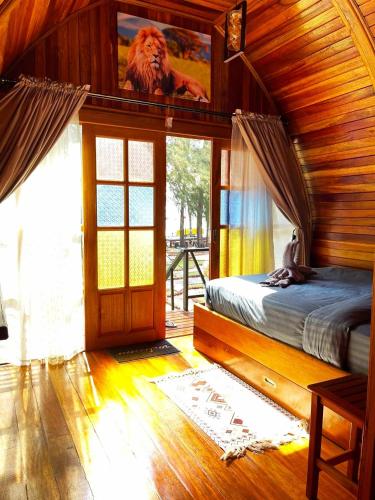 a bedroom with a bed with a picture of a lion at Mumsa Beach Resort & Restaurant in Ban Huai Yang