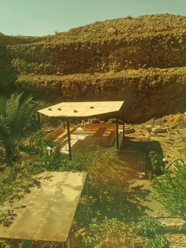 a picnic table sitting in the middle of a field at Al Hamra Guest House in Al Ḩamrāʼ
