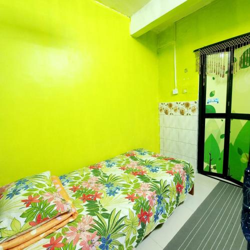 Кровать или кровати в номере Nur's Homestay