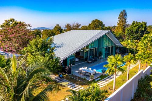 una vista aérea de una casa con piscina en Large Private Pool Villa with 7 Bedrooms 7B, en Hua Hin