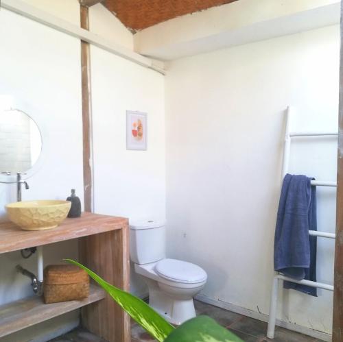 uma casa de banho com um WC e um lavatório em The Joglo Kedungu, Traditional Teakwood em Tanah Lot