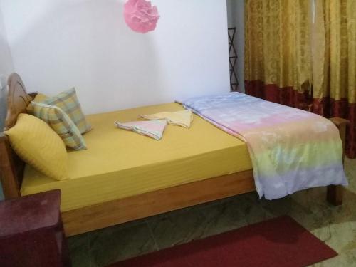 Ένα ή περισσότερα κρεβάτια σε δωμάτιο στο Nimsara Homestay