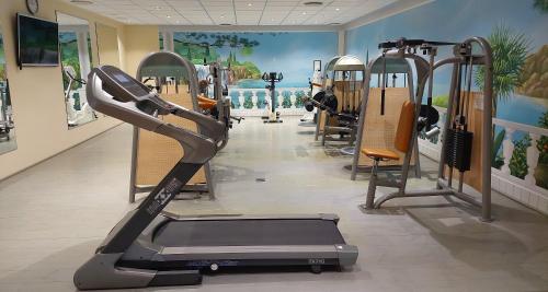 a gym with several treadmills and a treadmill at Victor's Residenz-Hotel Gera in Gera