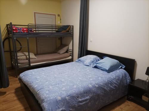 1 dormitorio con 1 cama y 1 litera en Appartement Eaux bonnes, en Eaux-Bonnes