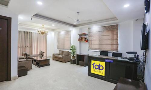 ein Wohnzimmer mit einem Sofa und einem TV in der Unterkunft FabExpress Dream Living in Neu-Delhi