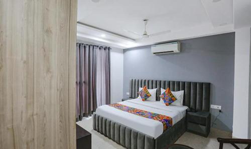 ein Schlafzimmer mit einem großen Bett in einem Zimmer in der Unterkunft FabExpress Dream Living in Neu-Delhi