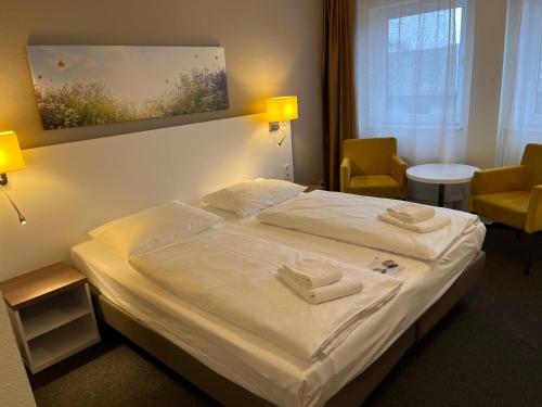 Postel nebo postele na pokoji v ubytování astral'Inn Leipzig Hotel & Restaurant