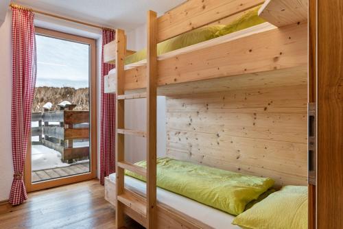 een slaapkamer met een stapelbed in een huis bij Mountainfarm Innertrein Wald in Cadipietra
